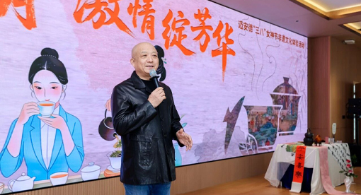 集团领导为女员工送上祝福