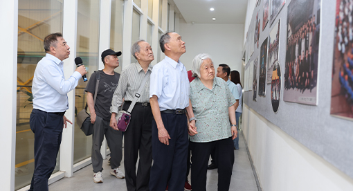 老专家参观迈安德公司