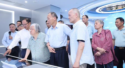 专家参观迈安德展厅